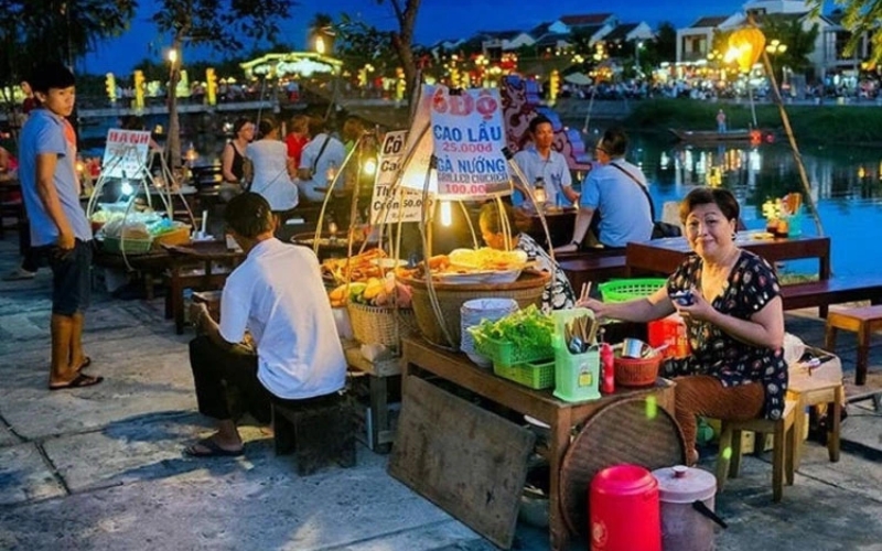 You can stroll around the night market to buy souvenirs or enjoy food at the riverside stalls