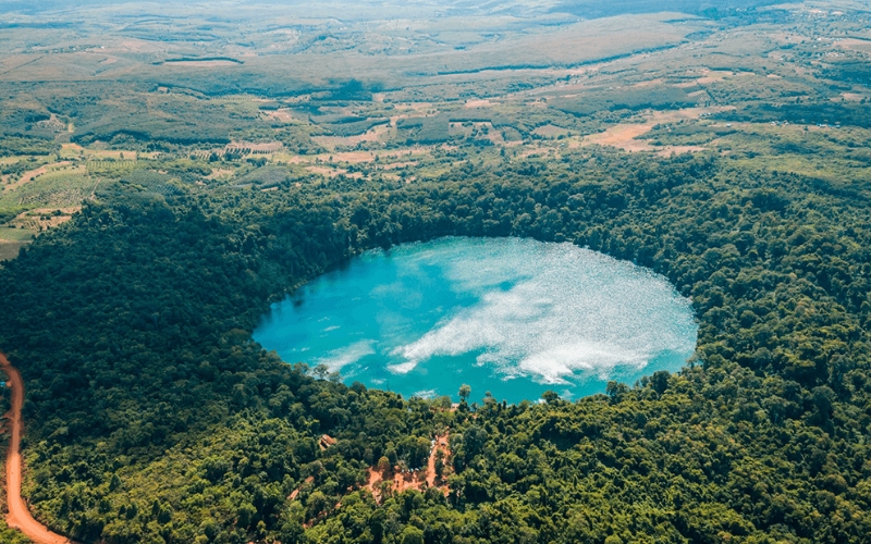 You can admire the beautiful Yeak Laom Lake on this trail